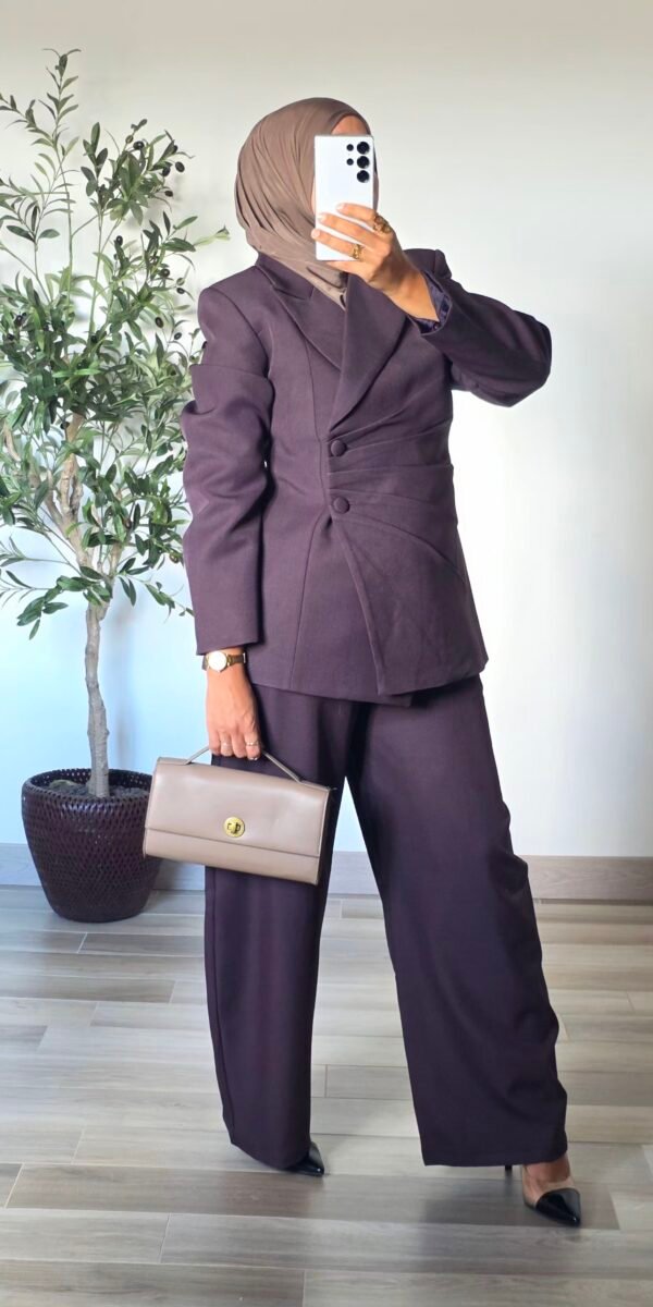 Blazer femme chic prune à boutons latéraux – SO ELEGANCE Femme portant un blazer chic prune à boutons latéraux, coupe structurée et effet drapé