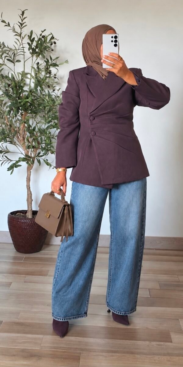Femme portant un blazer chic prune à boutons latéraux, coupe structurée et effet drapé