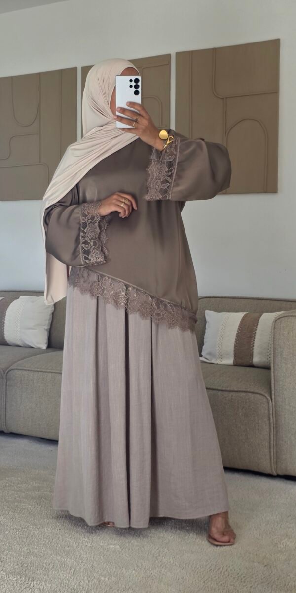 Haut satin dentelle taupe