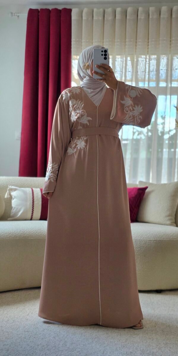Abaya brodée rose