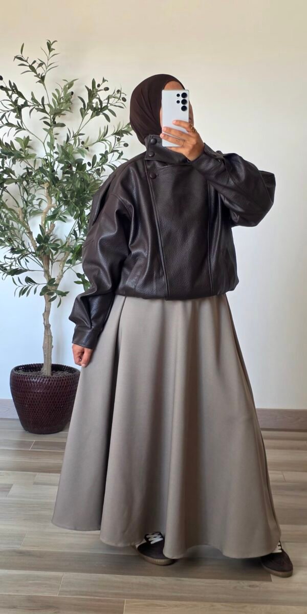 Femme portant une veste oversize en simili-cuir marron à col montant