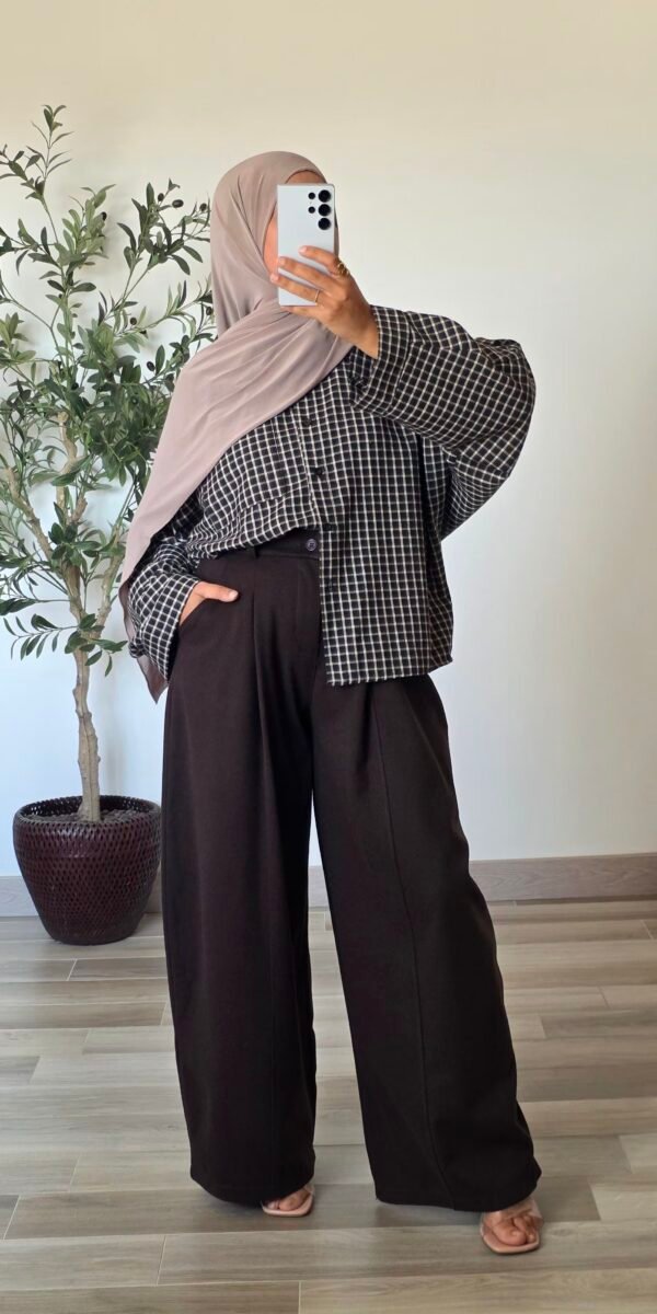 Pantalon large effet laine marron femme à pinces et poches, porté avec une chemise à carreaux