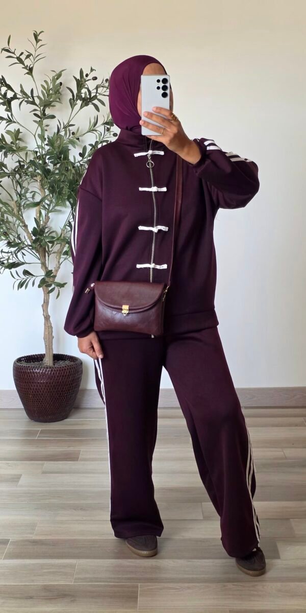 Ensemble sportswear femme bordeaux à nœuds chinois, veste zippée et pantalon large assorti