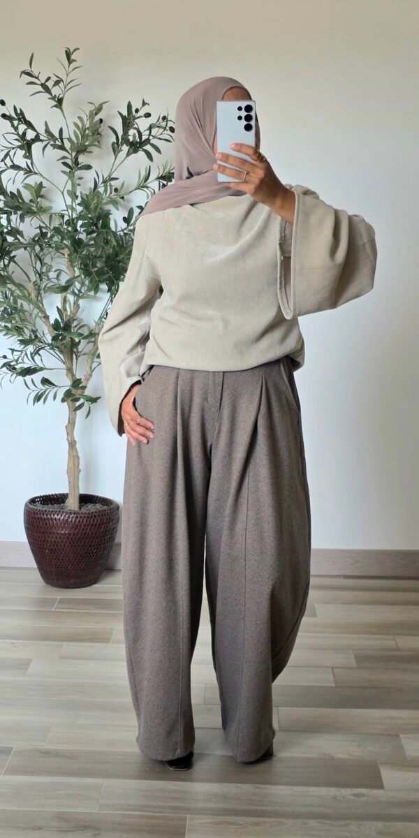 Pantalon large effet laine marron femme à pinces et poches, porté avec une chemise à carreaux