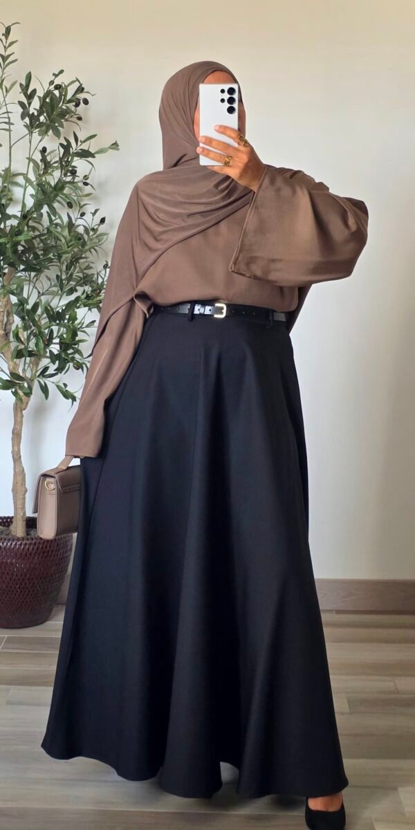 Jupe longue évasée avec ceinture Noir – SO ELEGANCE Jupe longue évasée noire avec ceinture pour femme – SO ELEGANCE