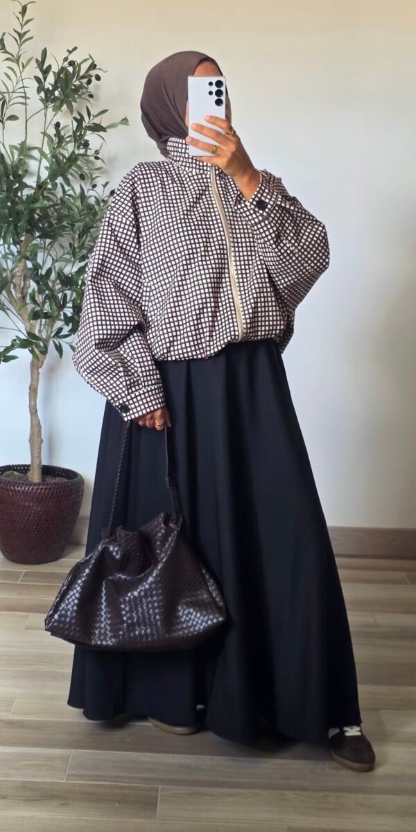 Blouson court à carreaux femme porté ouvert avec pantalon large noir, style casual SO ELEGANCE
