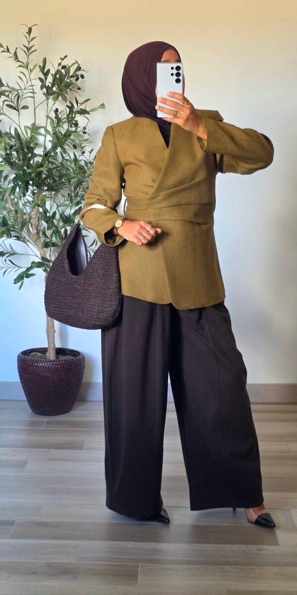 Femme portant un blazer vert olive chic à devant croisé et ceinture à nouer dans le dos