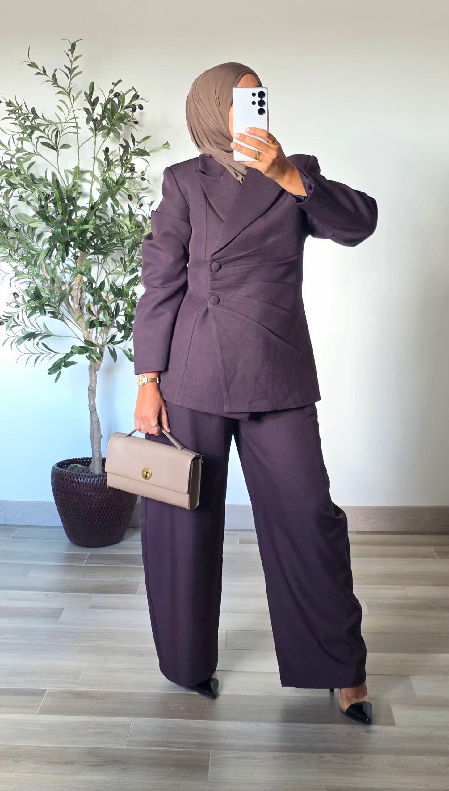 Pantalon de tailleur large aubergine femme taille haute porté avec une chemise grise