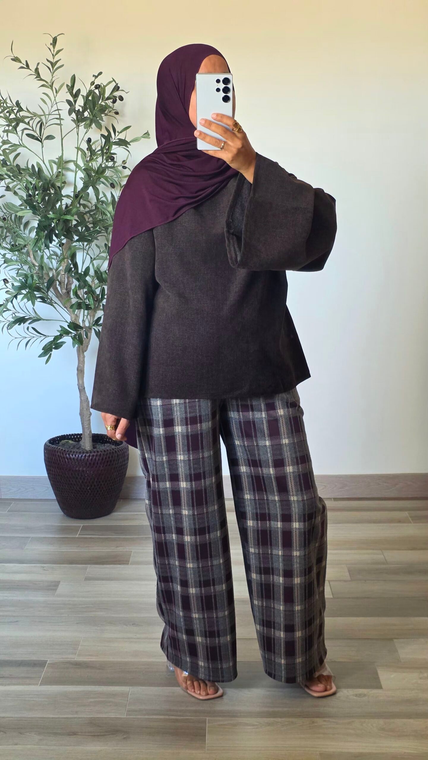 Pantalon large à carreaux prune – Image 2