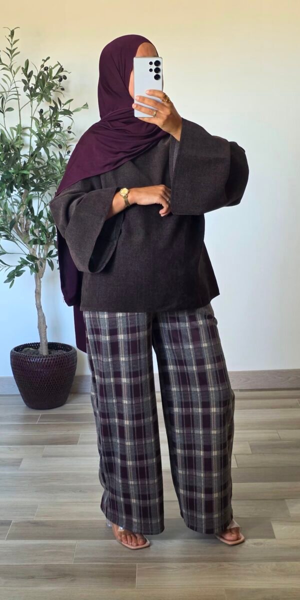 Pantalon large à carreaux prune pour femme, porté avec un haut uni