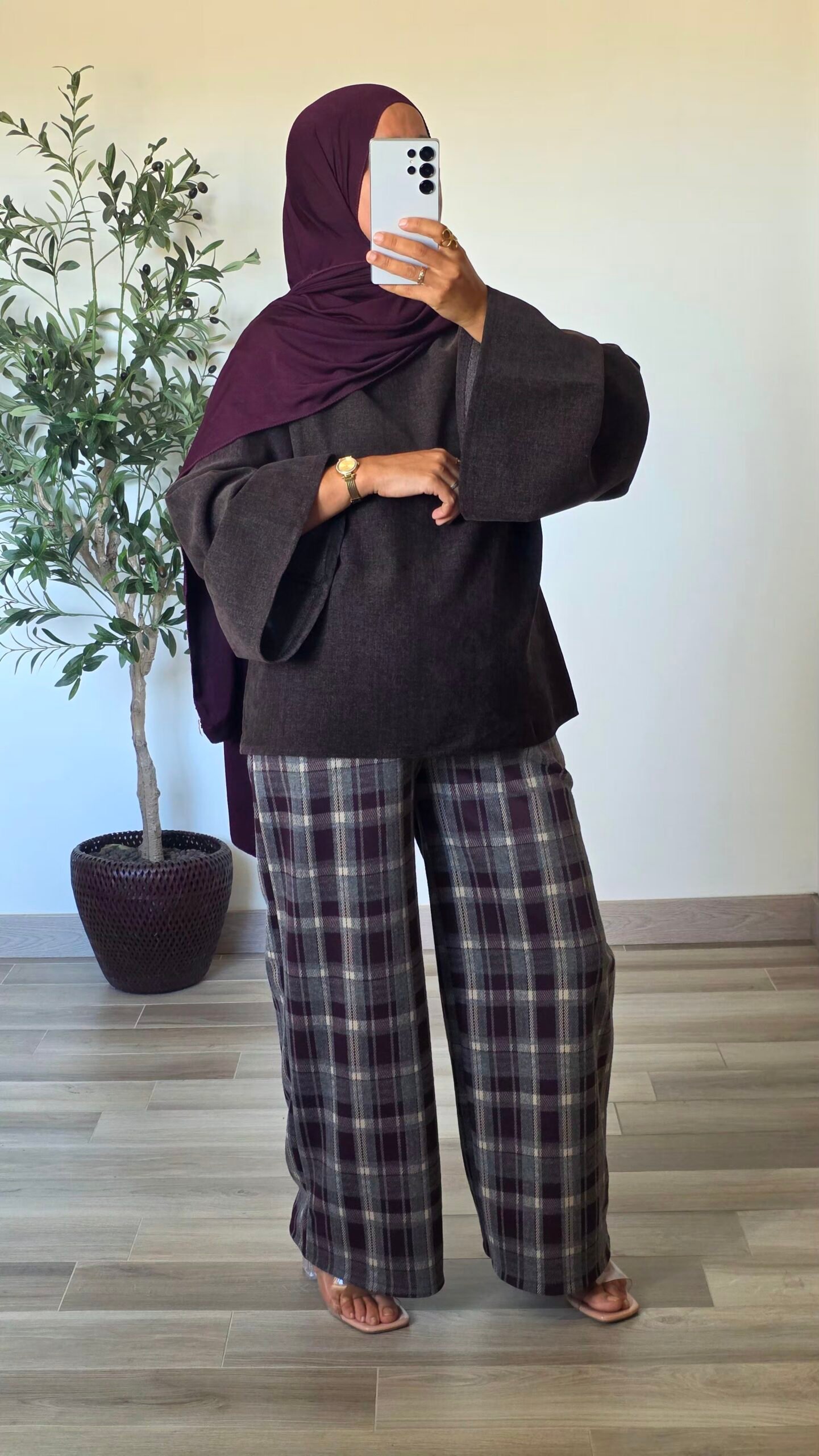 Pantalon large à carreaux prune pour femme, porté avec un haut uni