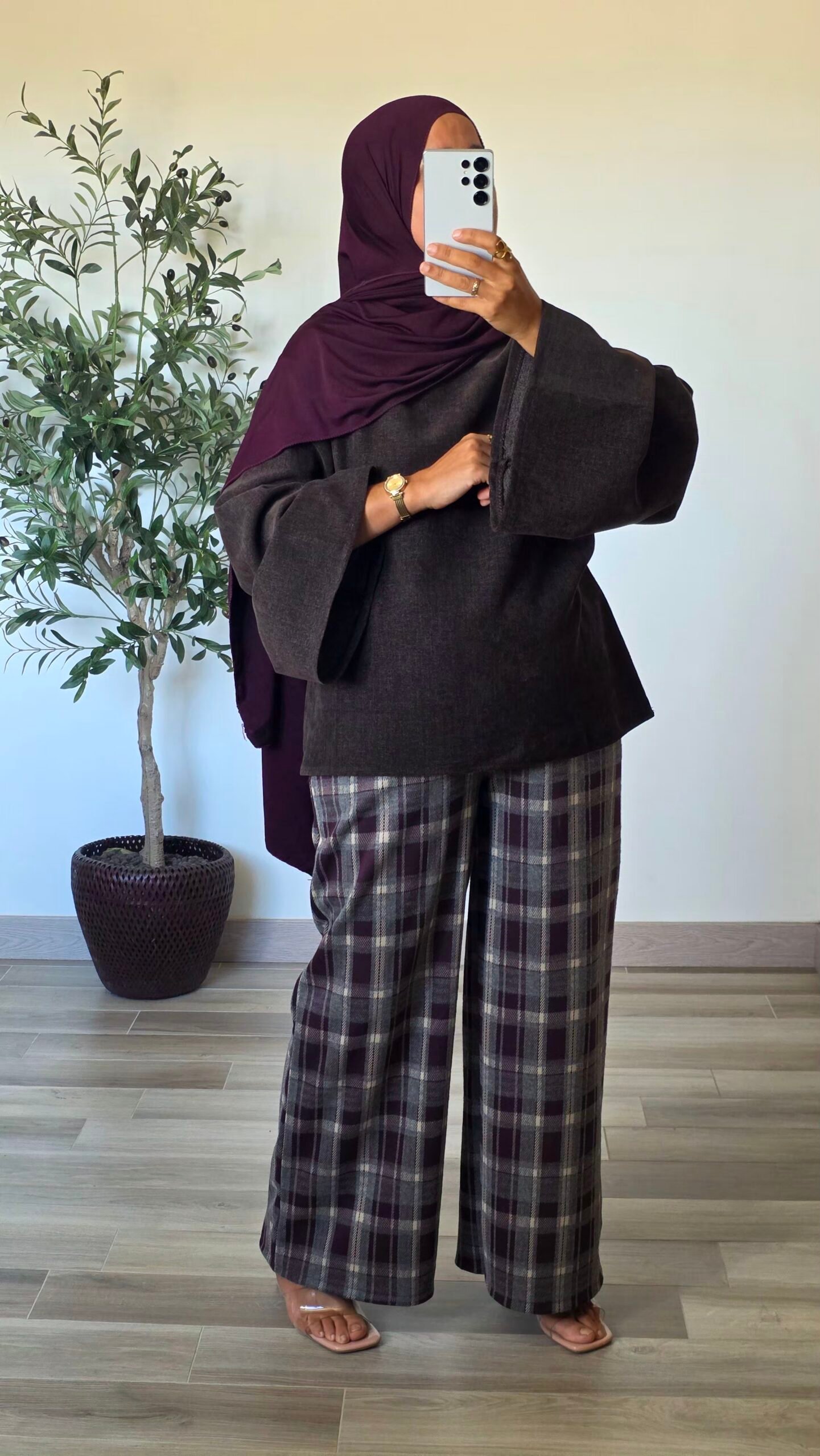 Pantalon large à carreaux prune pour femme, porté avec un haut uni