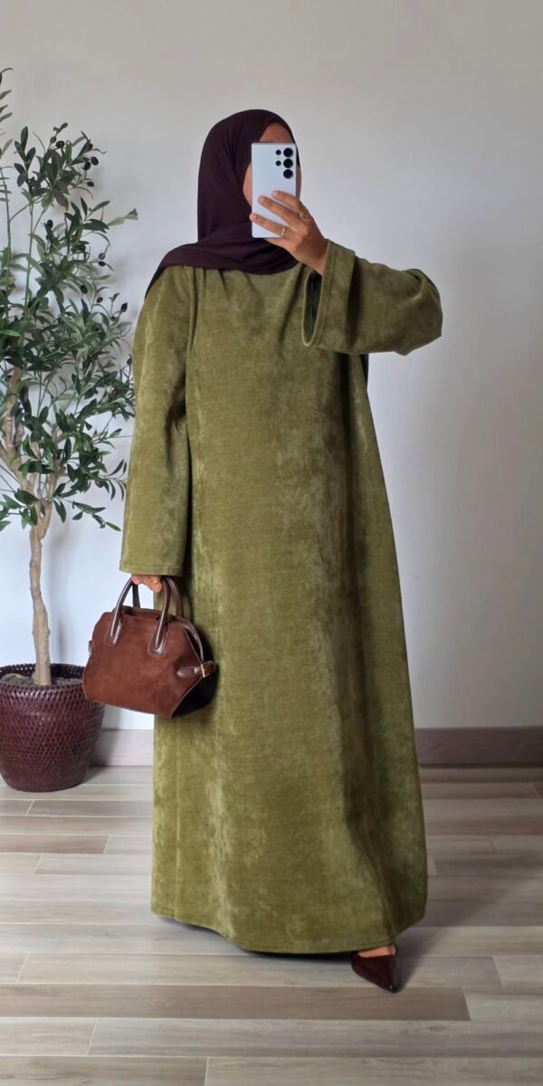 Femme portant une robe longue en velours vert olive à manches longues