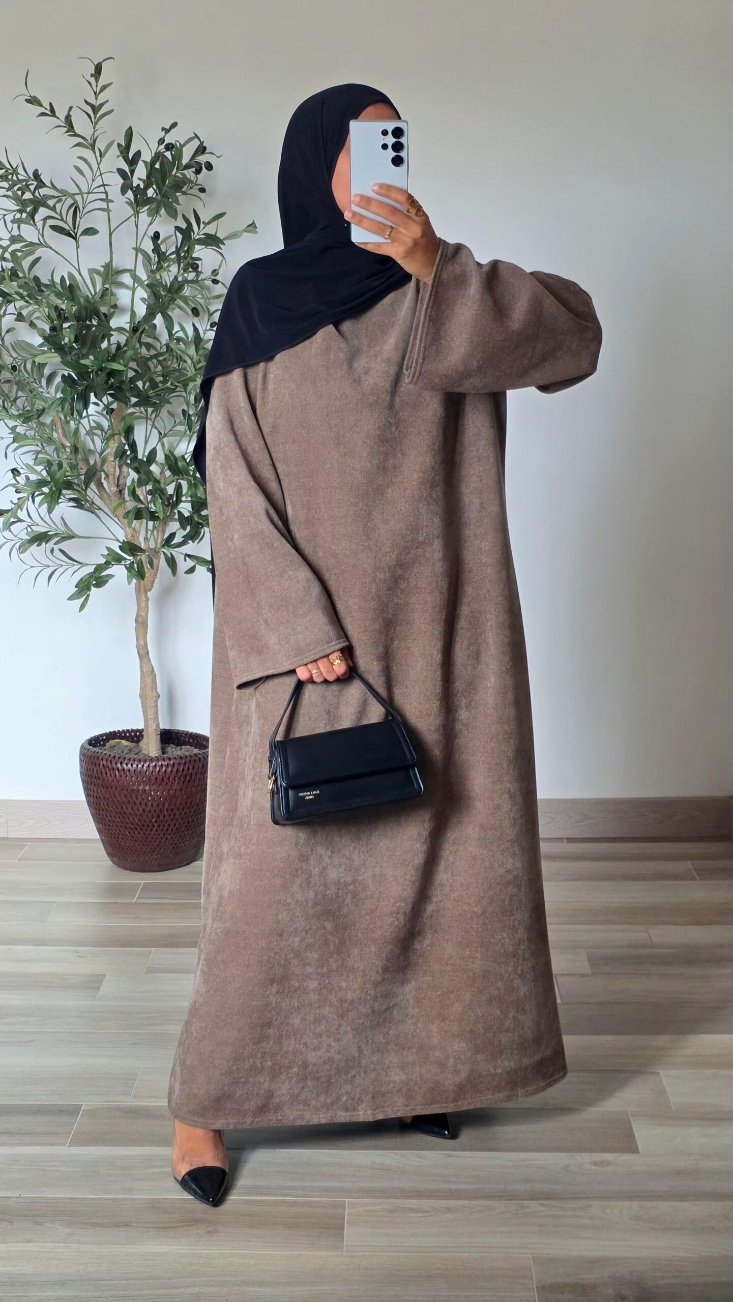 Robe longue en velours taupe – Image 2