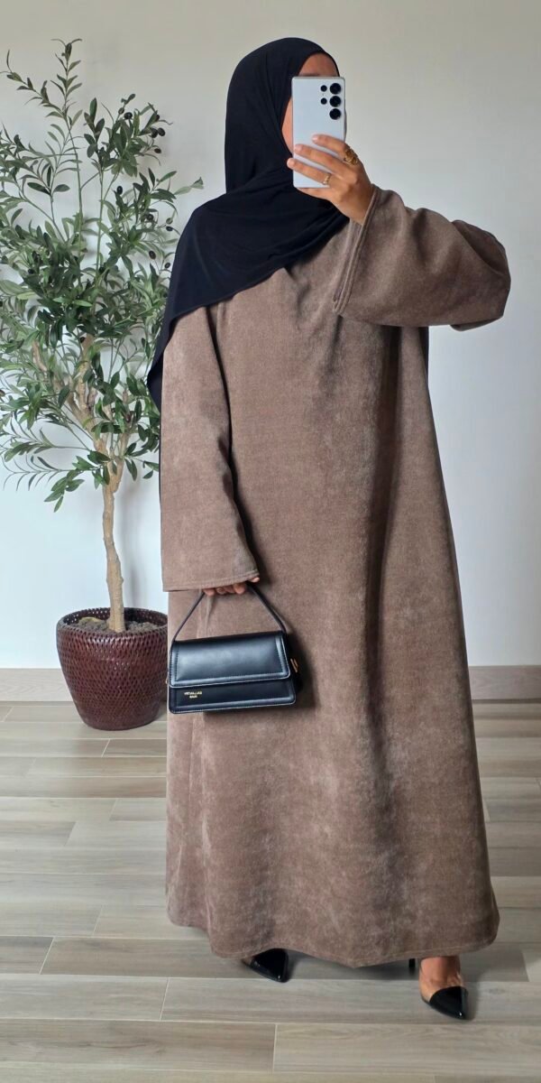 Femme portant une robe longue en velours taupe à manches longues