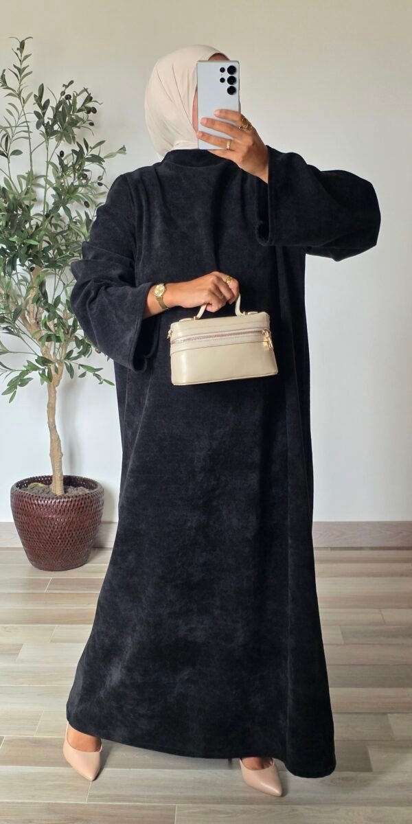 Robe longue velours noir – SO ELEGANCE Femme portant une robe longue en velours noir à manches longues