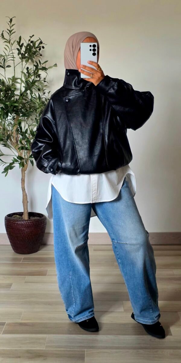 Femme portant une veste oversize en simili-cuir noir à col montant
