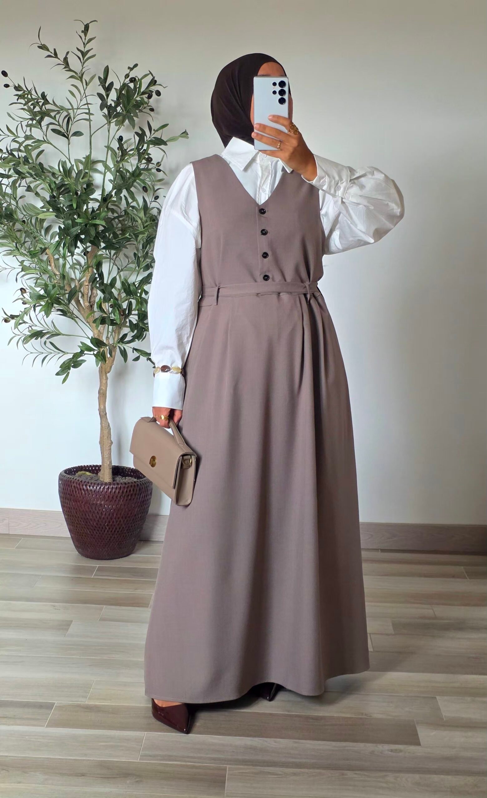 Robe longue sans manches évasée taupe avec ceinture – SO ELEGANCE