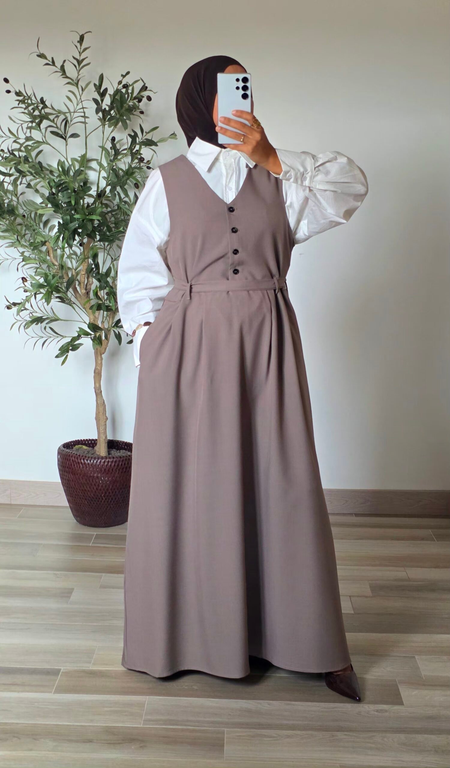 Robe longue sans manches évasée taupe – Image 2