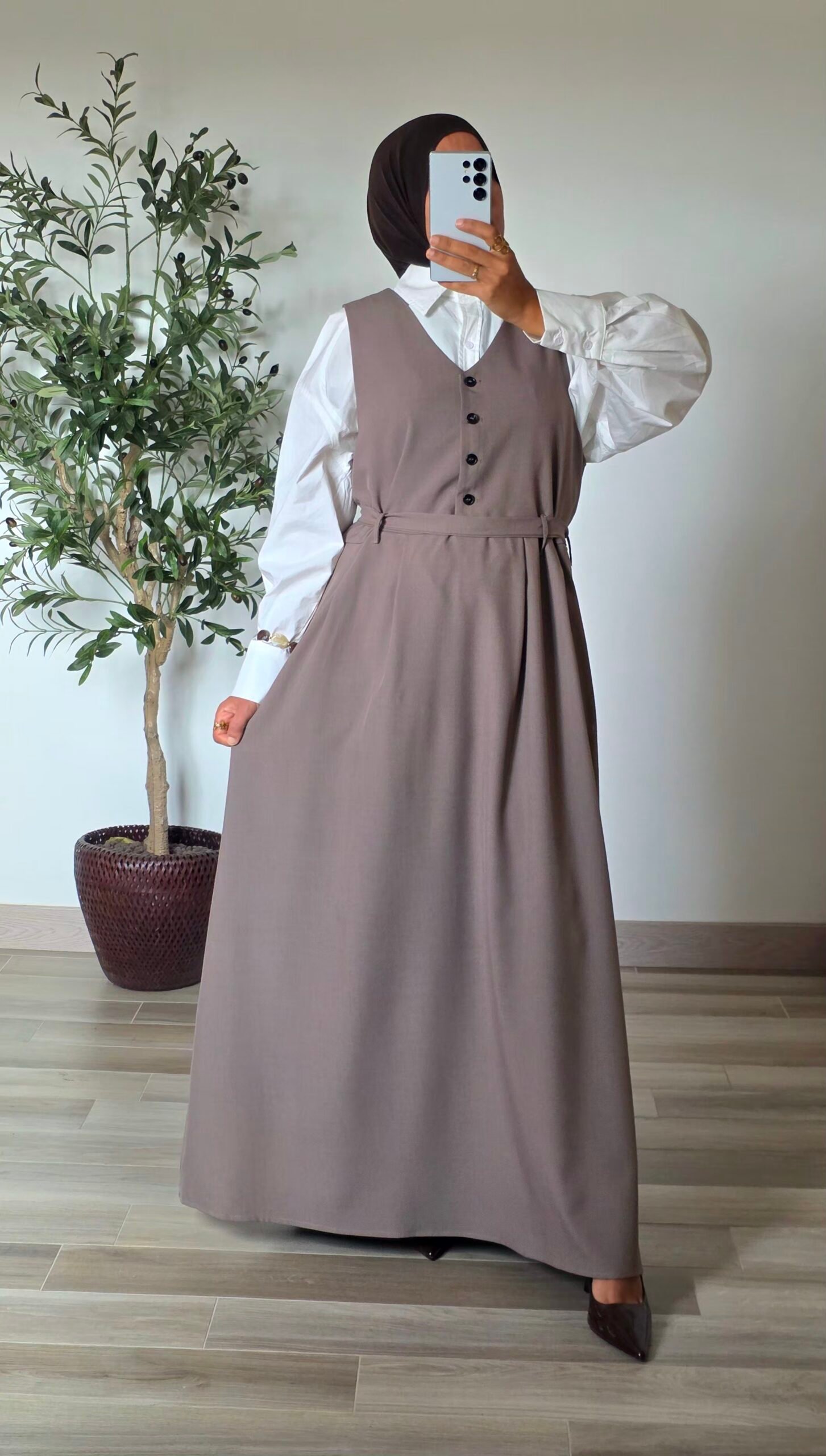 Robe longue sans manches évasée taupe – Image 3