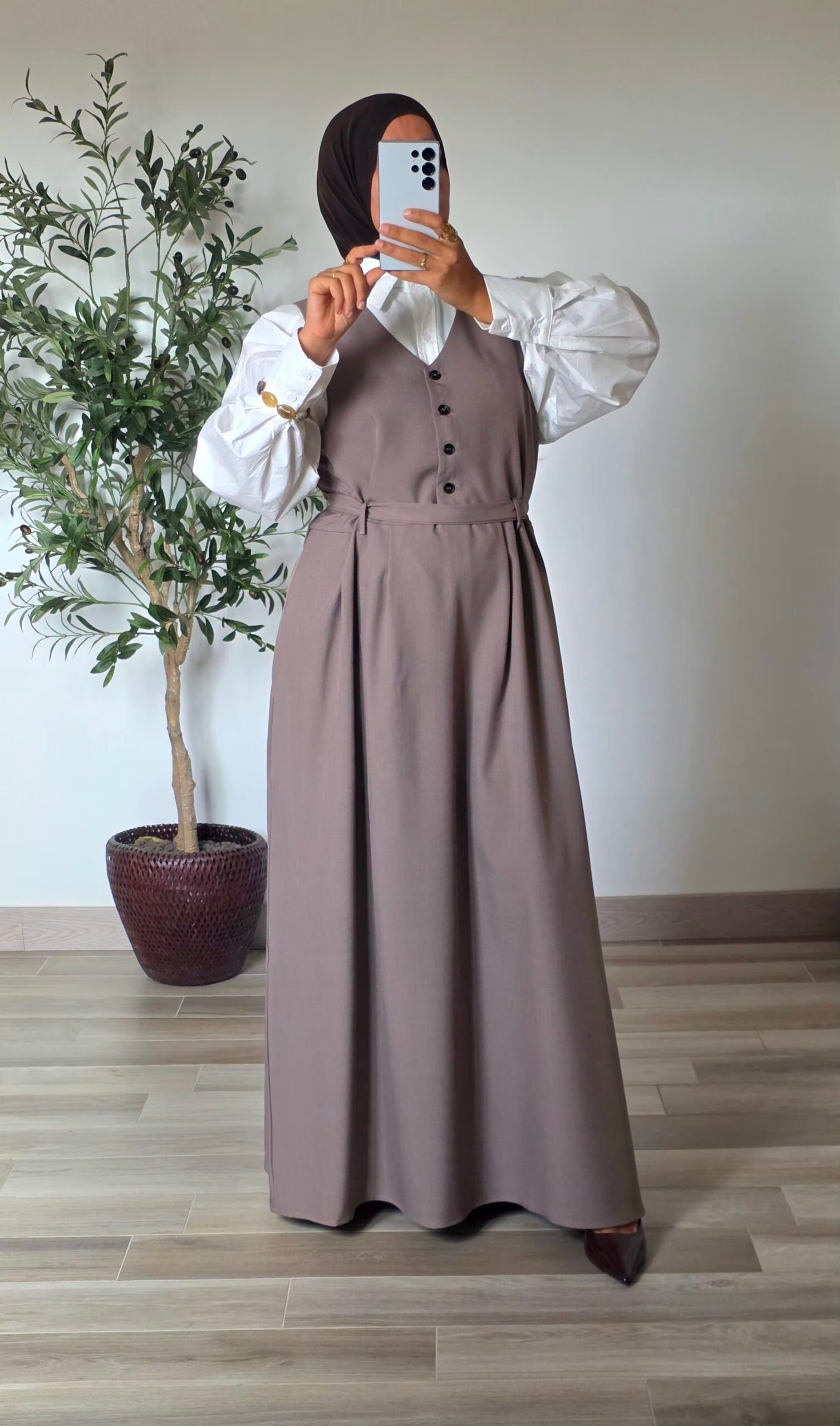 Robe longue sans manches évasée taupe avec ceinture – SO ELEGANCE