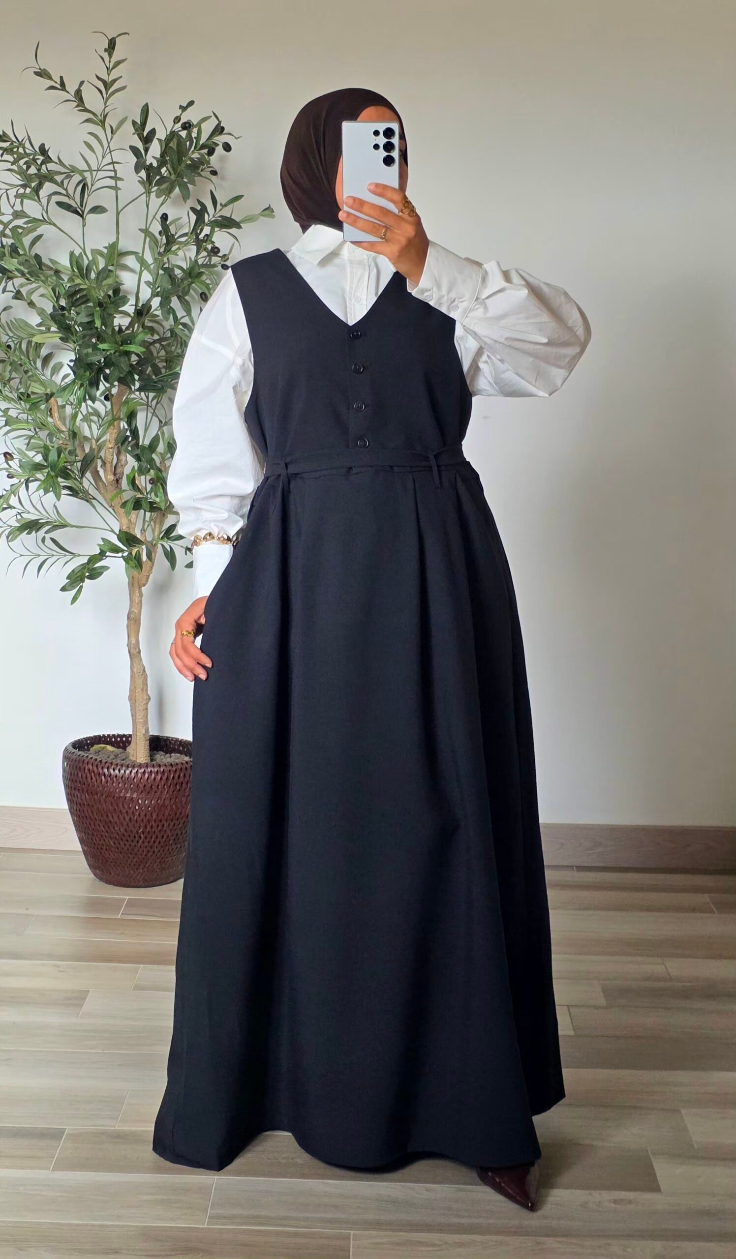 Robe longue sans manches taupe à coupe évasée avec ceinture assortie, poches et col V