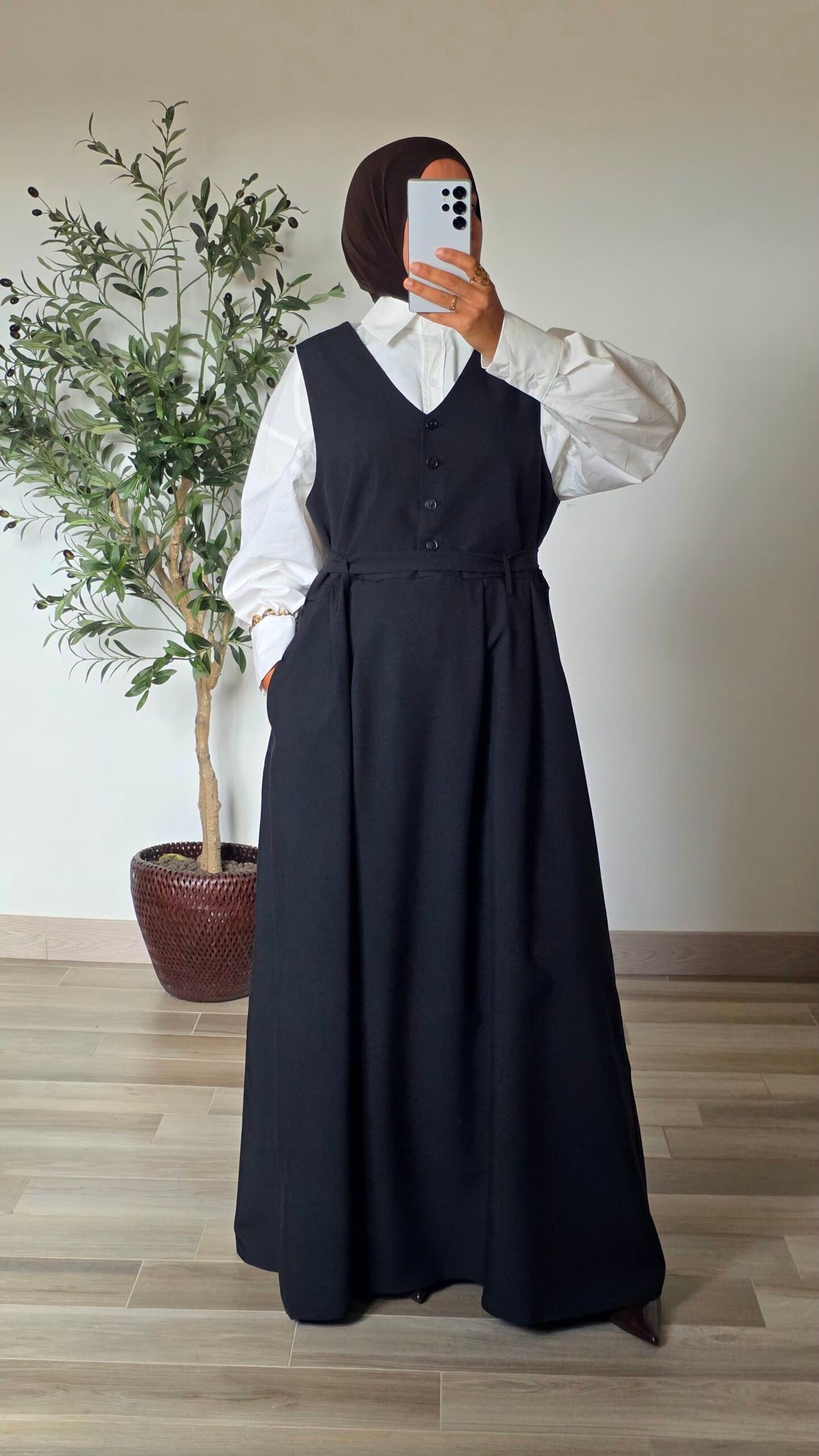 Robe longue sans manches évasée noire – Image 2