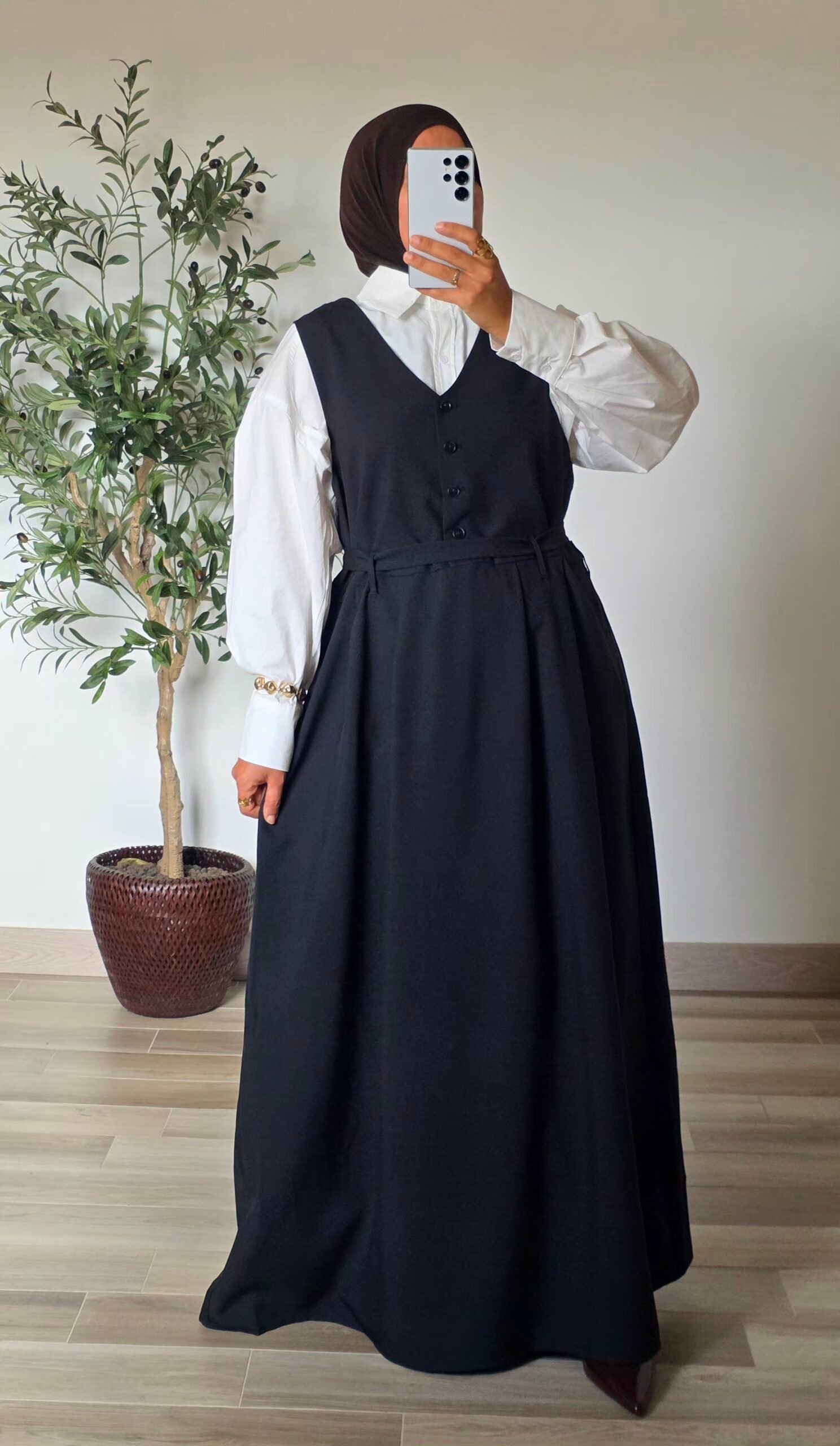 Robe longue sans manches taupe à coupe évasée avec ceinture assortie, poches et col V