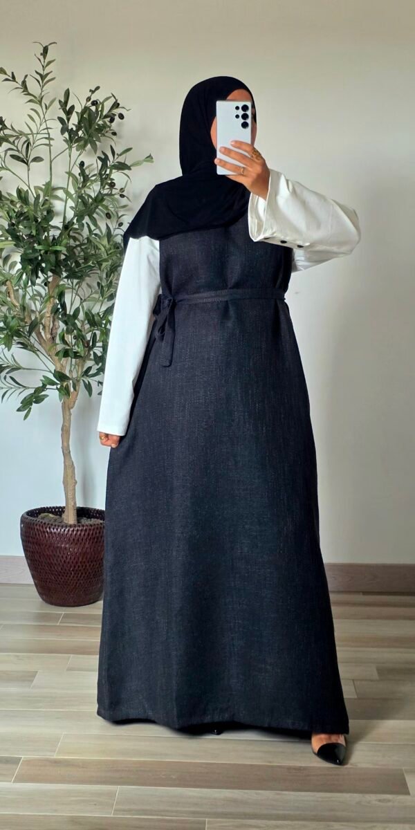 Robe longue sans manches effet laine gris anthracite portée avec un t-shirt blanc à manches longues