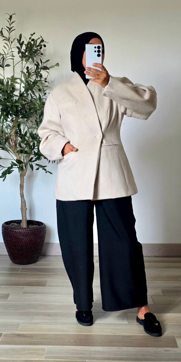 Femme portant un manteau blazer crème en laine mélangée, coupe structurée et manches longues