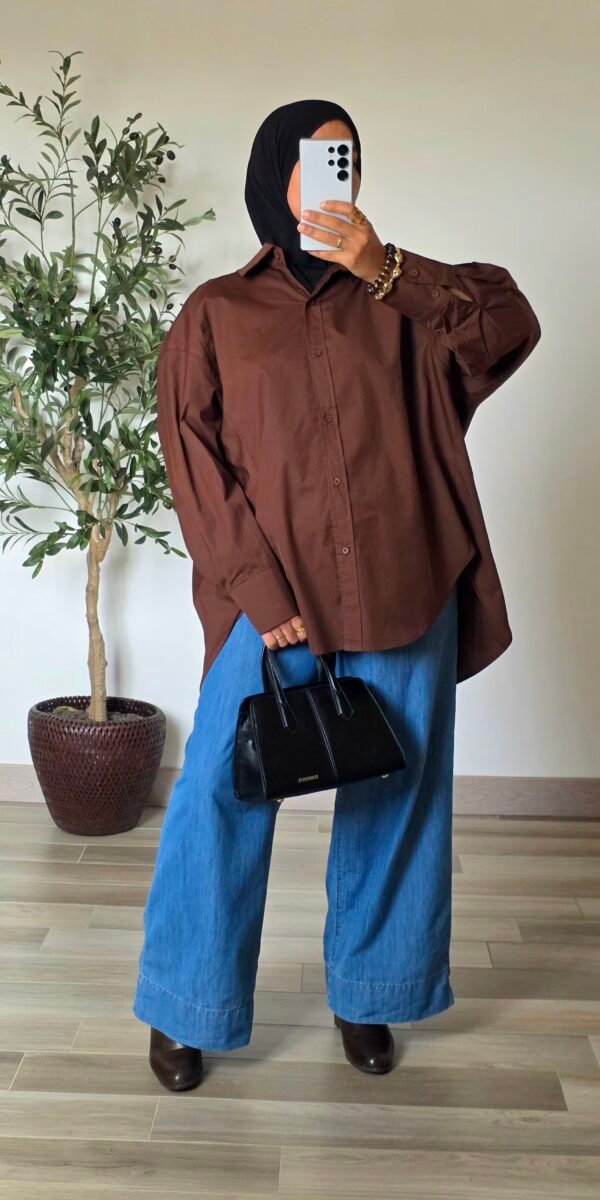 Femme portant une chemise longue oversize choco en coton avec une jupe longue noire