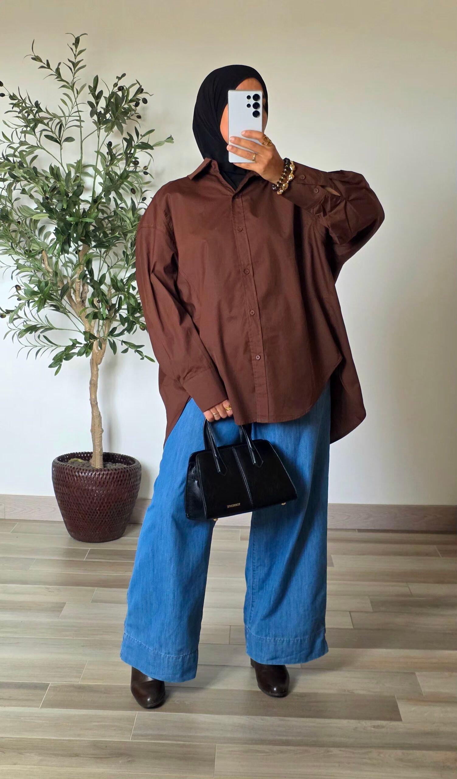 Femme portant une chemise longue oversize choco en coton avec une jupe longue noire