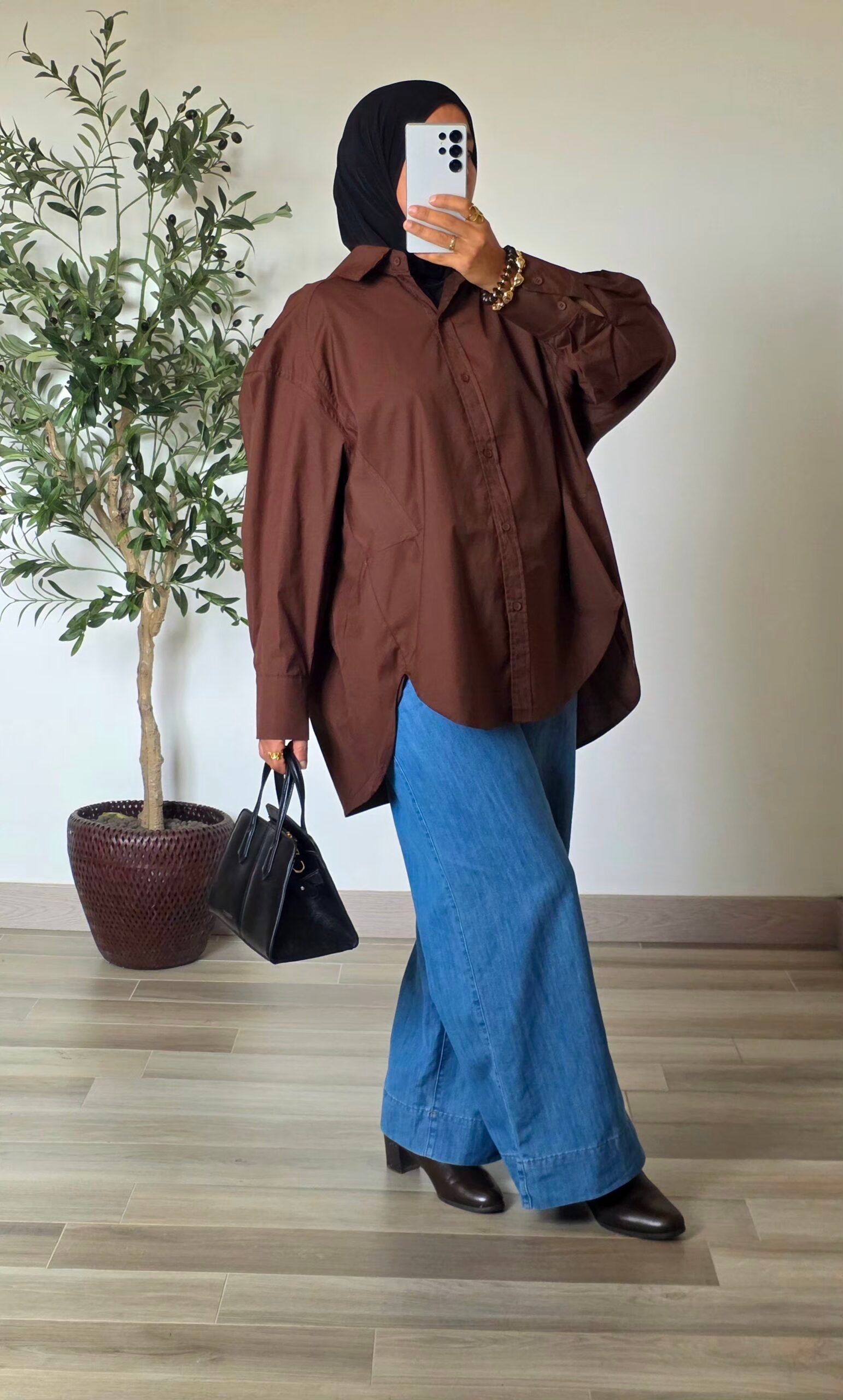Femme portant une chemise longue oversize choco en coton avec une jupe longue noire