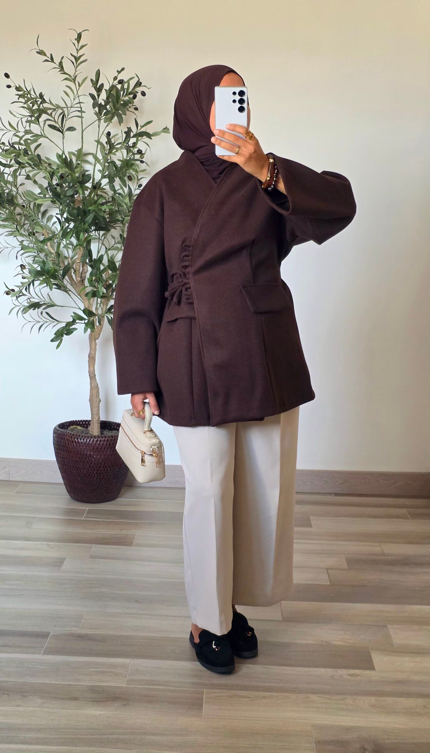 Femme portant une veste manteau marron effet laine avec fermeture à nouer