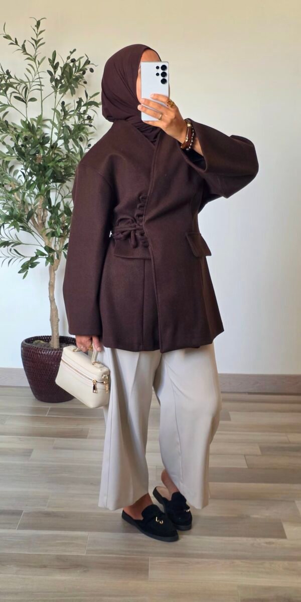 Femme portant une veste manteau marron effet laine avec fermeture à nouer