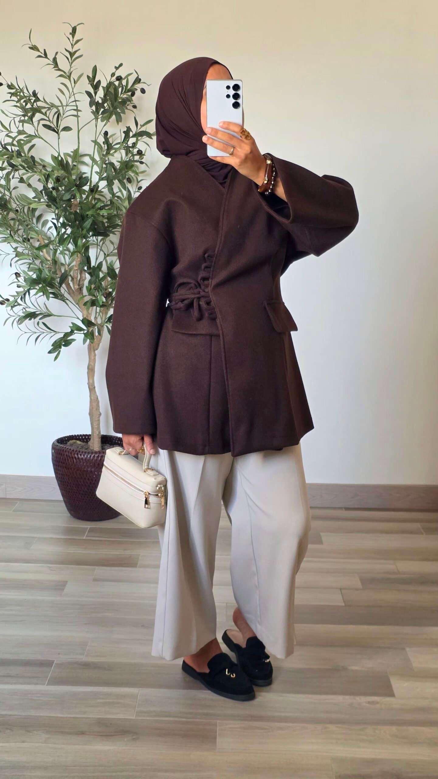Femme portant une veste manteau marron effet laine avec fermeture à nouer