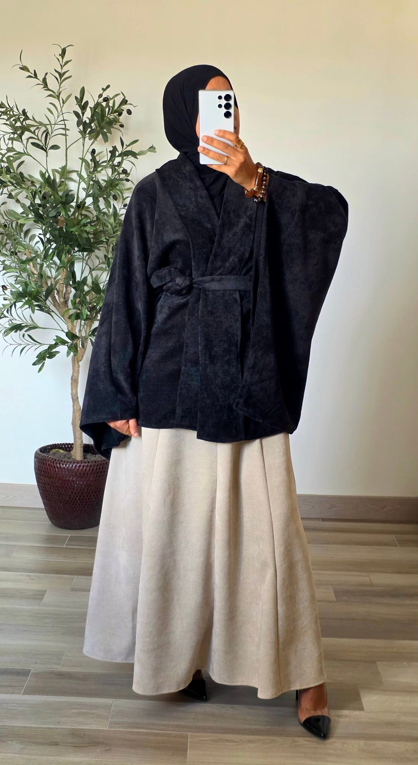 Gilet cape en velours noir – Image 2