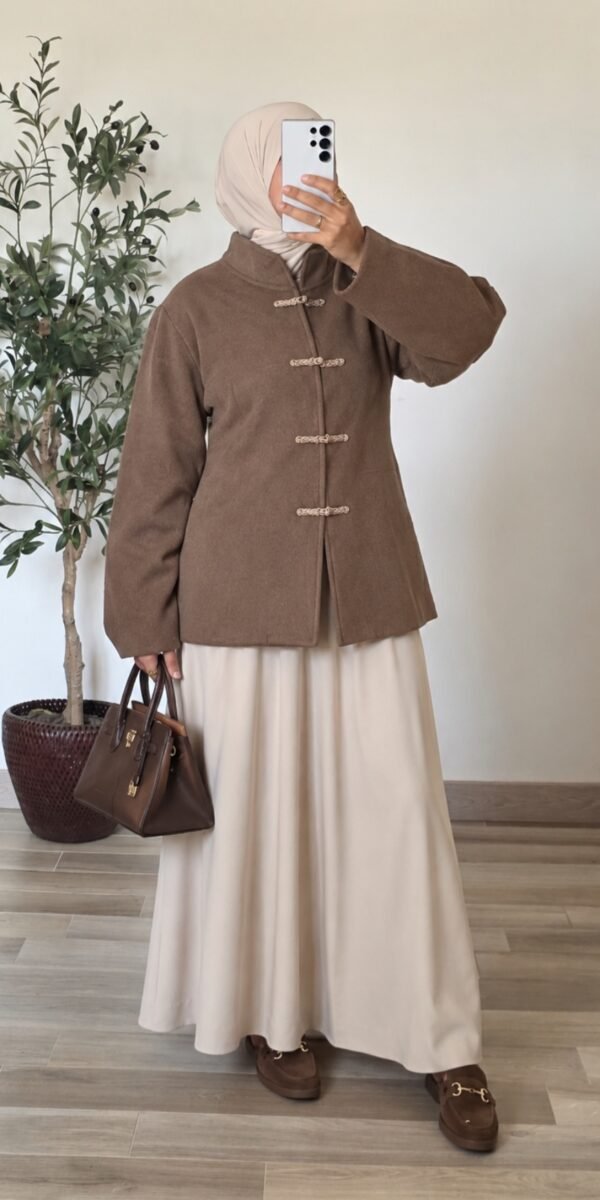 Femme portant un manteau court taupe effet laine à col montant et quatre attaches chinoises