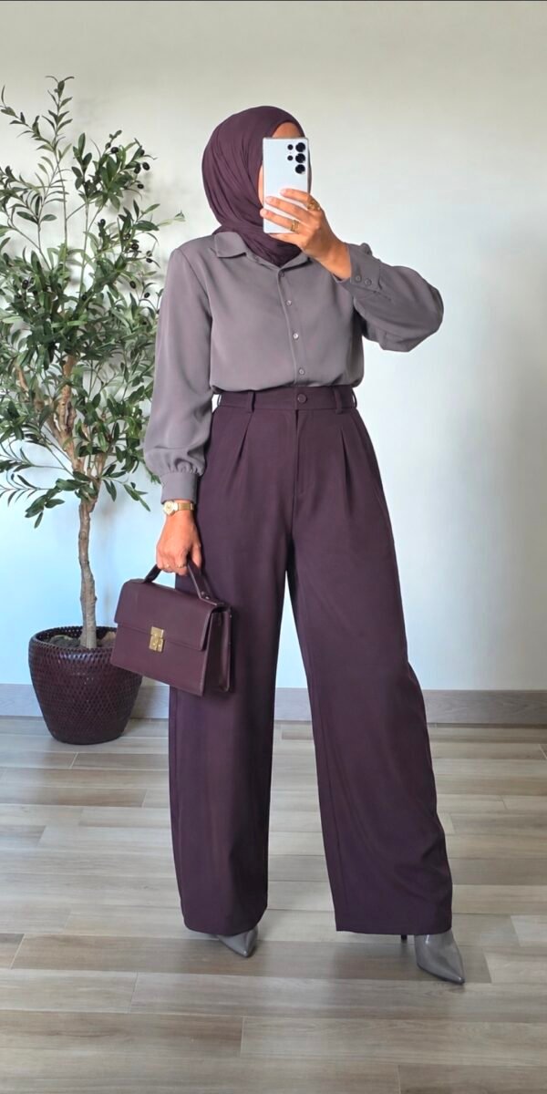 Pantalon de tailleur large aubergine femme taille haute porté avec une chemise grise
