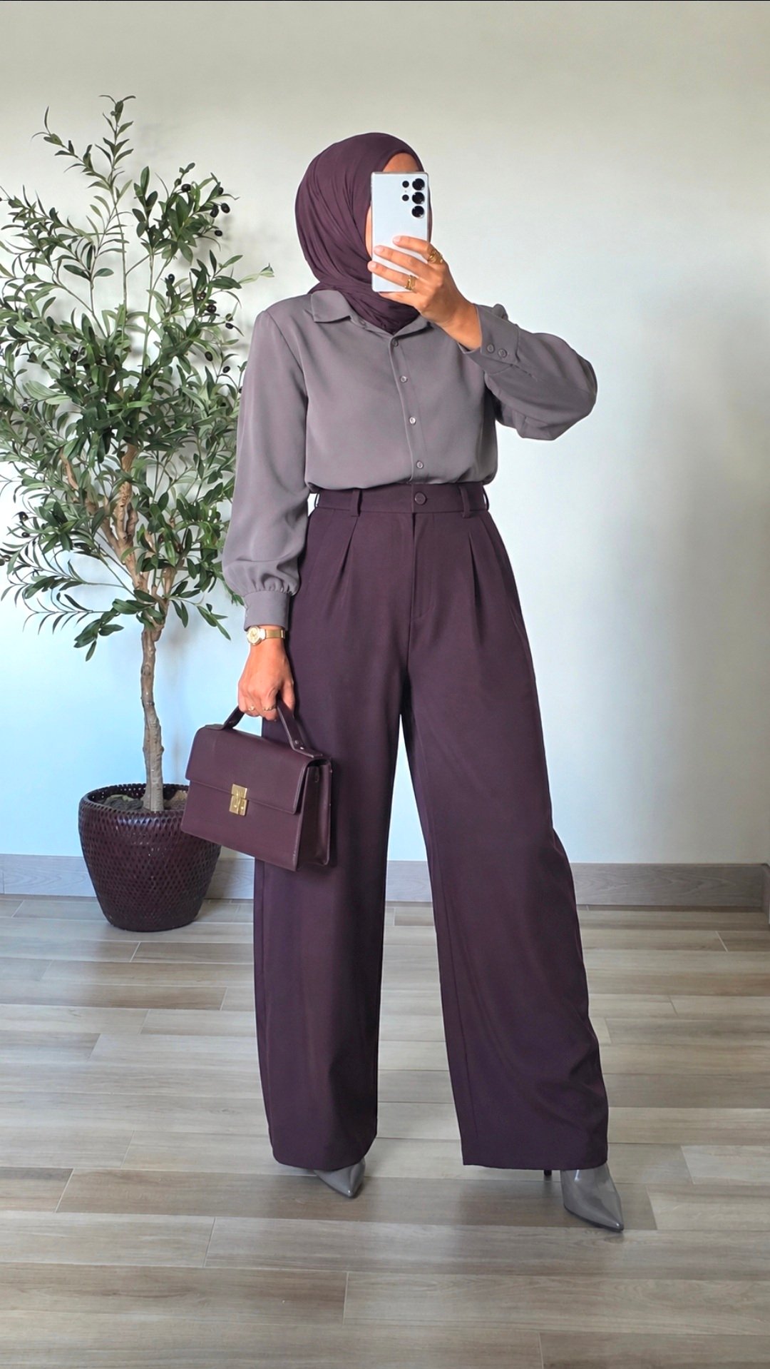 Pantalon de tailleur large aubergine femme taille haute porté avec une chemise grise